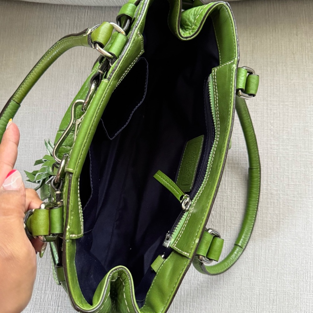 Good condition vintage Coach lime green leather shoulder bag - Picture 7 of 10